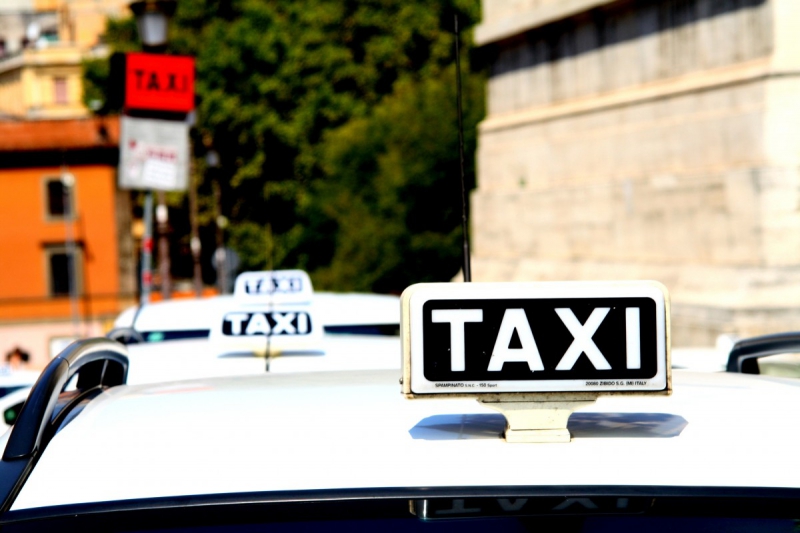 taxis-FOX AMPHOUX-min_taxi_auto_rome_road_white-1051610